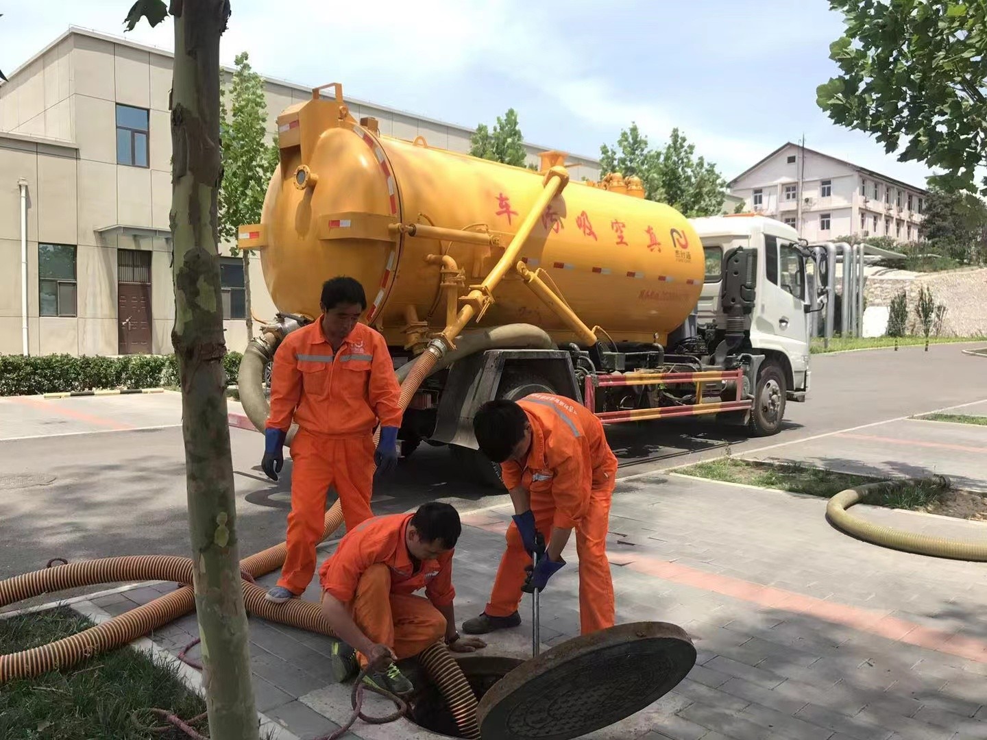 雄关区化粪池清理与5-8吨吸粪车施工效率分析
